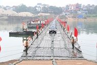 PM commends units for constructing pontoon bridge to serve Tet travel demand